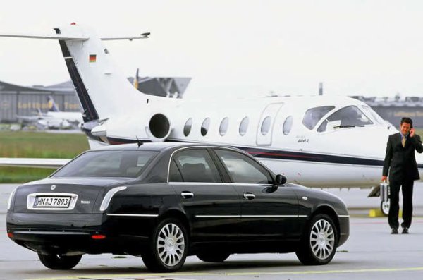 Създаден като конкурент на BMW  5 и Mercedes E-Class - Lancia Thesis от 2001 година не предложи и намек за агресия. Тази кола беше над всичко.

За съжаление на Lancia, концепцията не се хареса на клиентите и само 16 000 от тези красиви ретро-модерни чудеса бяха направени в рамките на осемгодишното производство.